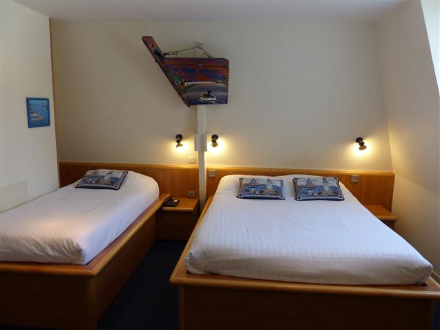 Room n°12 BREHAT – 2sd floor, 1 double bed and 1 single bed (20m²) - Hôtel Le Marin Auray