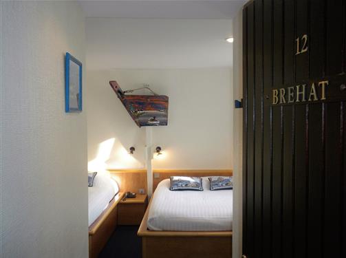 Room n°12 BREHAT – 2sd floor, 1 double bed and 1 single bed (20m²) - Hôtel Le Marin Auray