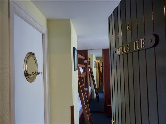 Room n°6 BELLE ILE EN MER, 1st floor, queen size bed and 2 bunk beds 90 (16m²) + private terrace- Hôtel le Marin Auray