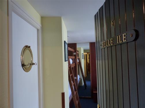Room n°6 BELLE ILE EN MER, 1st floor, queen size bed and 2 bunk beds 90 (16m²) + private terrace- Hôtel le Marin Auray