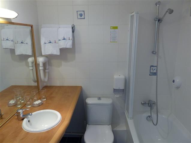Room n°12 BREHAT - private bathroom - Hôtel Le Marin Auray
