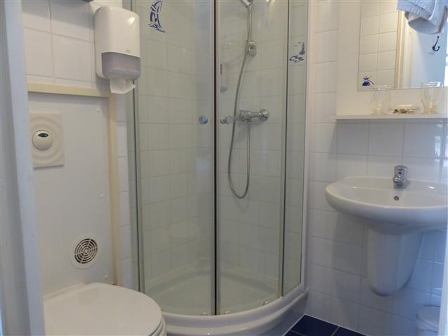 Room n°1, HOUAT, first floor, shower room - Hôtel Le Marin Auray