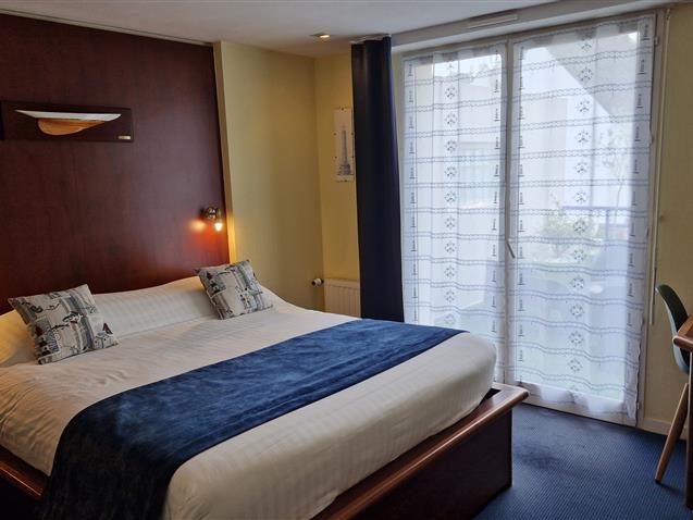 Room n°6 BELLE ILE EN MER, 1st floor, queen size bed and 2 bunk beds 90 (16m²) + private terrace- Hôtel le Marin Auray