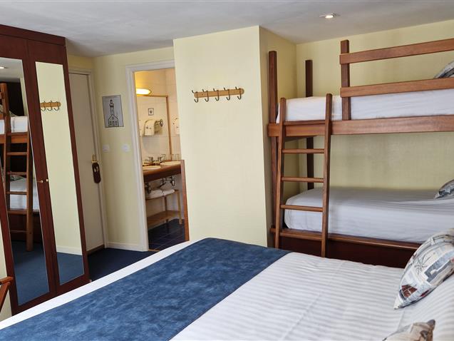 Room n°6 BELLE ILE EN MER, 1st floor, queen size bed and 2 bunk beds 90 (16m²) + private terrace- Hôtel le Marin Auray