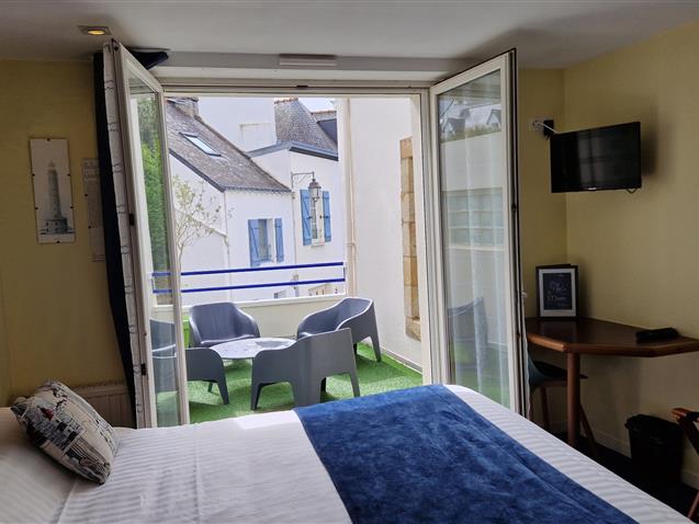 Room n°6 BELLE ILE EN MER, 1st floor, queen size bed and 2 bunk beds 90 (16m²) + private terrace- Hôtel le Marin Auray