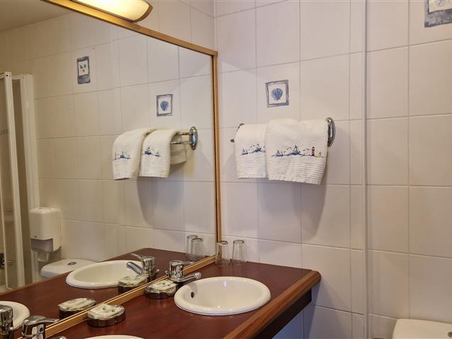 Room n°6 BELLE ILE EN MER, Hôtel le Marin Auray private bathroom