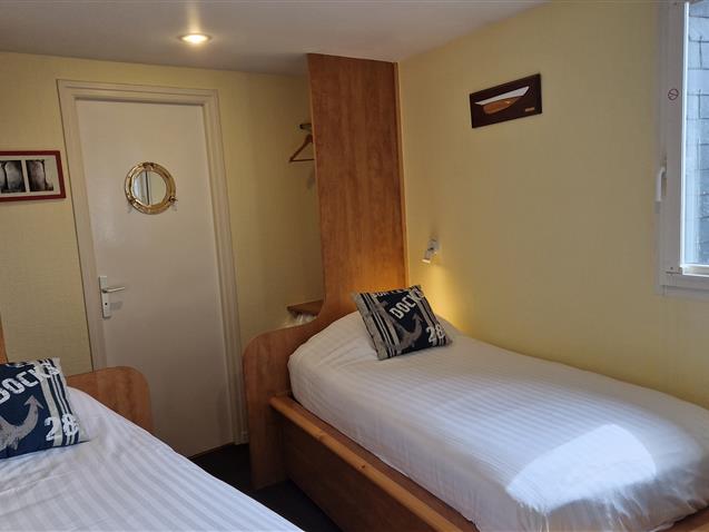 Room n°10 GAVRINIS 2sd floor 2 beds 90x190 - As a cabin of boat (9,60m²) - Hôtel Le Marin  Auray