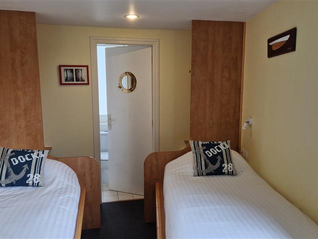 Room n°10 GAVRINIS 2sd floor 2 beds 90x190 - As a cabin of boat (9,60m²) - Hôtel Le Marin  Auray