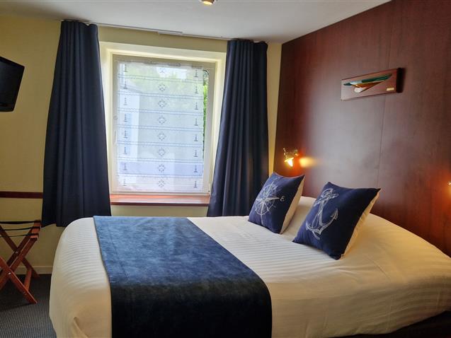 Room n°4, ARZ, 1st floor, queen size bed (9,80m²) - Hôtel Le Marin Auray