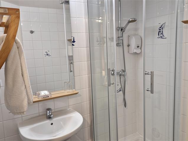 Room n°9, GLENAN, shower room - Hôtel Le Marin Auray