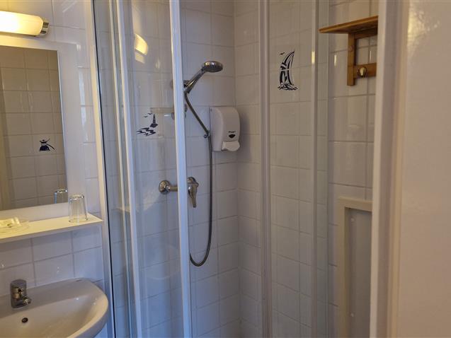 Room n°11, SEIN, private shower room - Hôtel Le Marin Auray