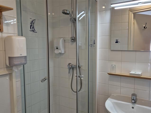 Room n°2, GROIX, private shower room - Hôtel Le Marin Auray