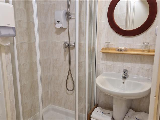 Room n°7, MOLENE, private shower room - Hôtel Le Marin Auray