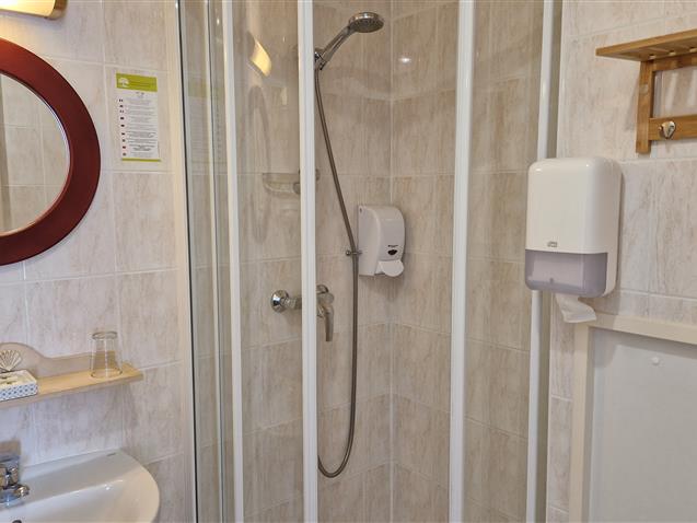 Room n°3, HOEDIC, private shower room - Hôtel Le Marin Auray