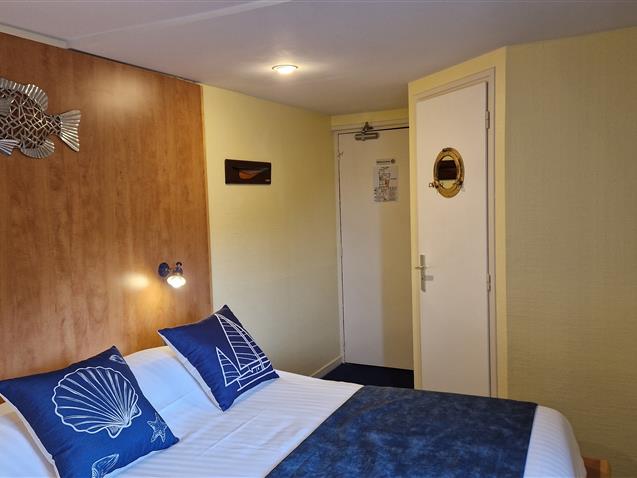 Room n°9, GLENAN, 2sd floor, queen size bed (10,45m²) - Hôtel Le Marin Auray
