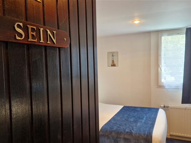 Room n°11, SEIN, 2sd floor, queen size bed (9,60m²) - Hôtel Le Marin Auray