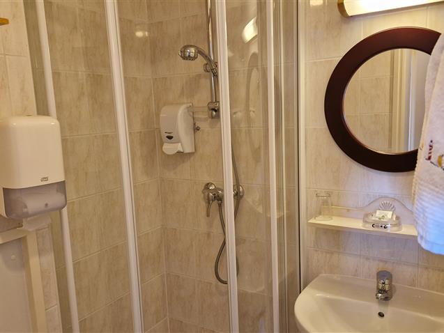 Room n°8, OUESSANT, private shower room - Hôtel Le Marin Auray