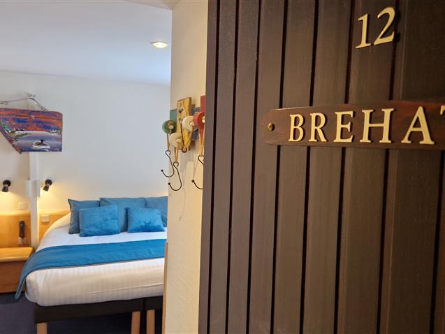 Room n°12 BREHAT – 2sd floor, 1 Queen size bed and 1 single bed (20m²) - Hôtel Le Marin Auray