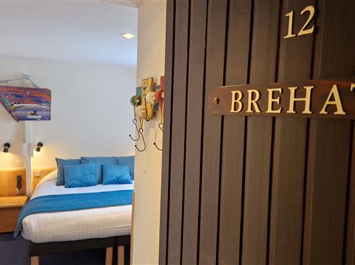 Room n°12 BREHAT – 2sd floor, 1 Queen size bed and 1 single bed (20m²) - Hôtel Le Marin Auray