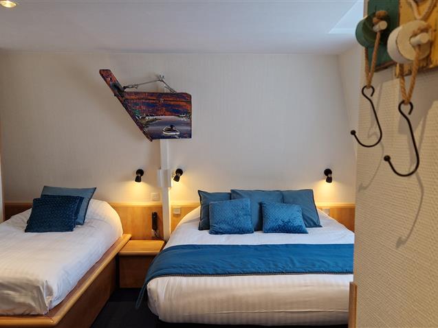 Room n°12 BREHAT – 2sd floor, 1 Queen size bed and 1 single bed (20m²) - Hôtel Le Marin Auray