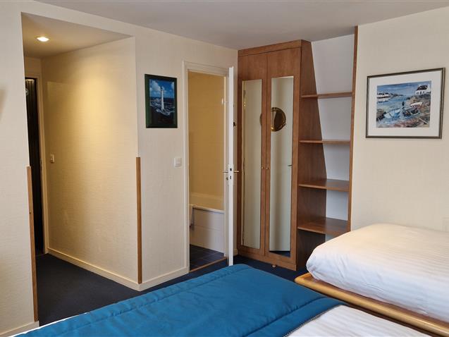 Room n°12 BREHAT – 2sd floor, 1 Queen size bed and 1 single bed (20m²) - Hôtel Le Marin Auray