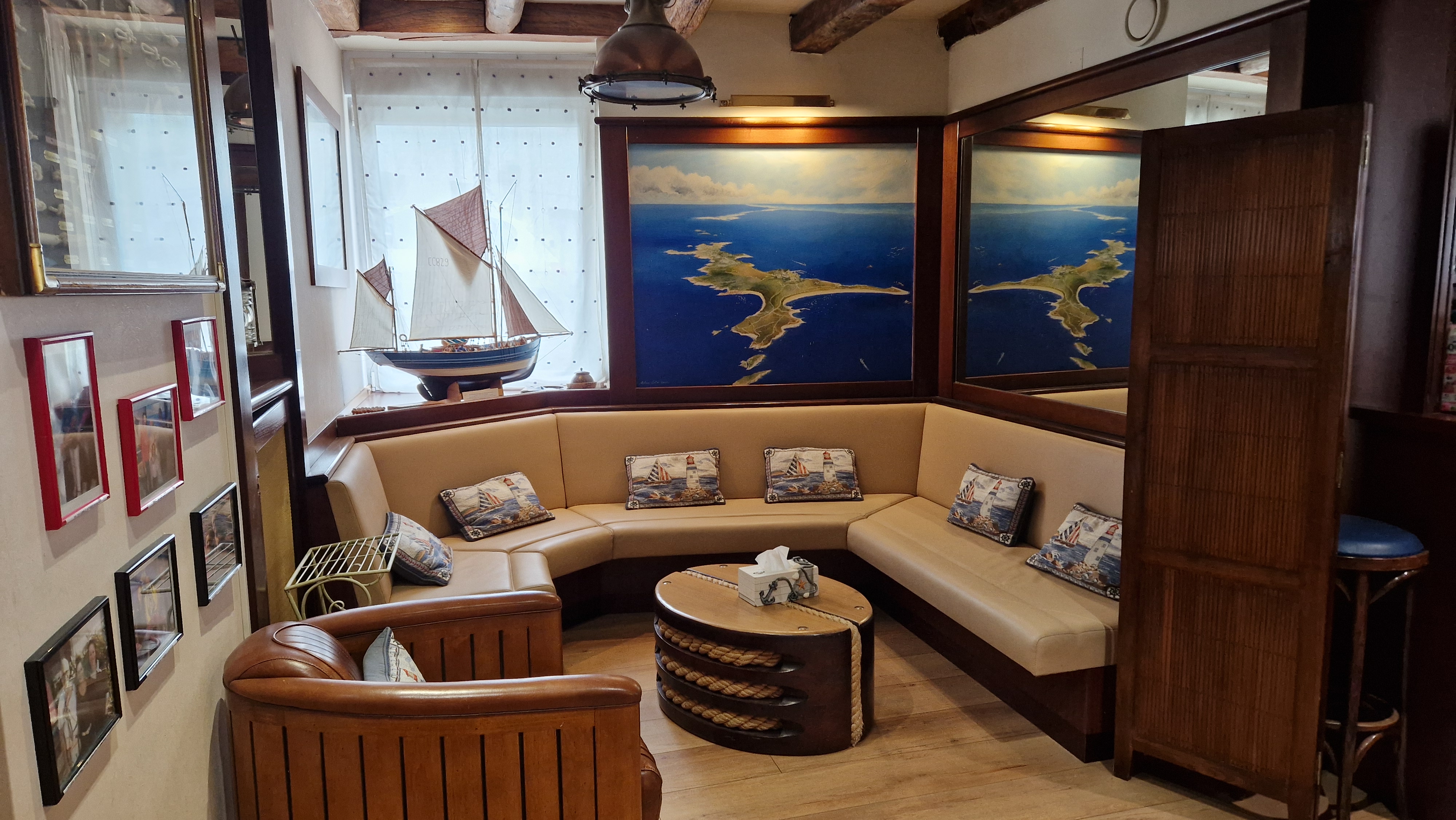 Bar and terrace reserved for hotel guests, saint-goustan 56