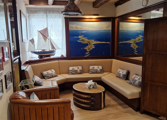 Bar and terrace reserved for hotel guests, saint-goustan 56